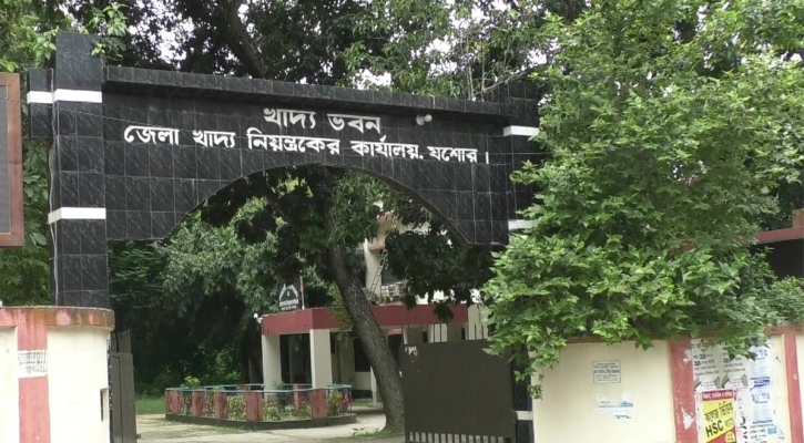 সরকারি গুদামে চাল না দেওয়ায় যশোরের ৬২ মিলকে শোকজ